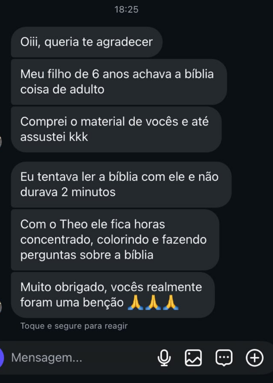 Foto de criança lendo/colorindo o material do Theo